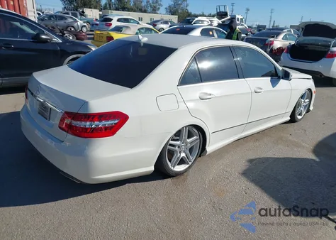 2011 Mercedes-Benz E 550 z USA, uszkodzony, nr VIN WDDHF7CBXBA298969